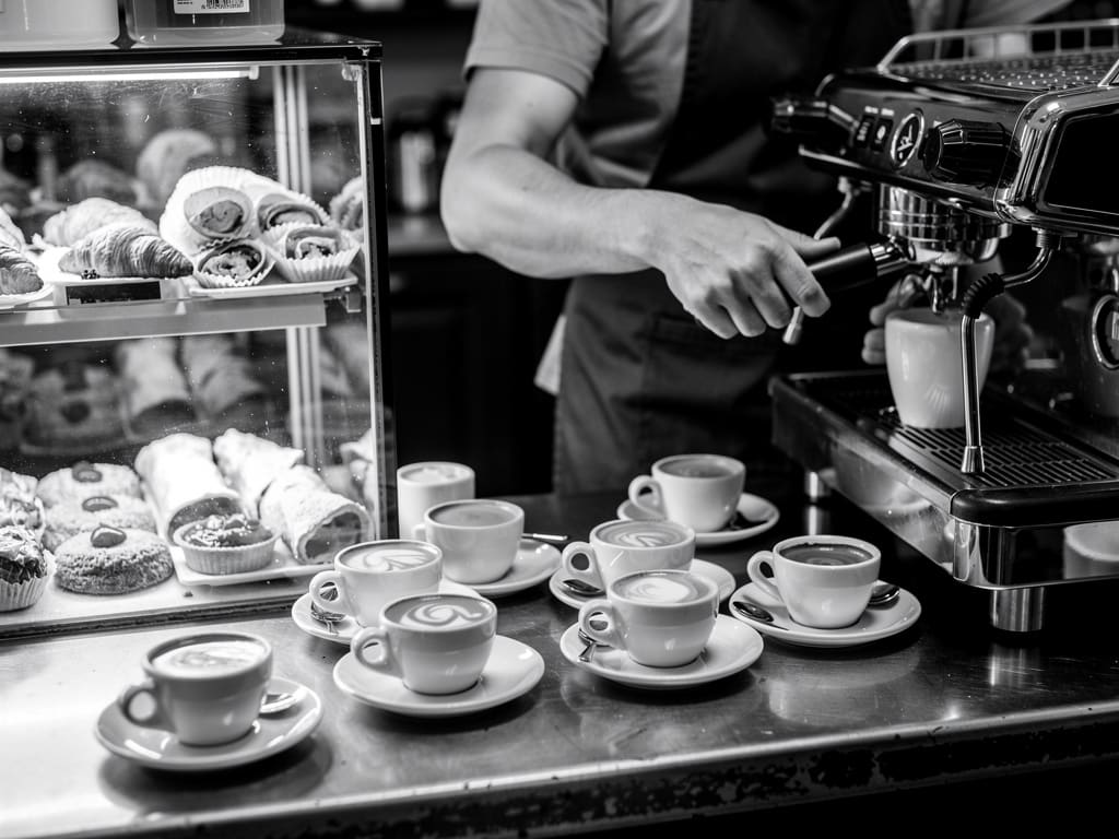 Banco con tazze di espresso e preparazioni di caffetteria